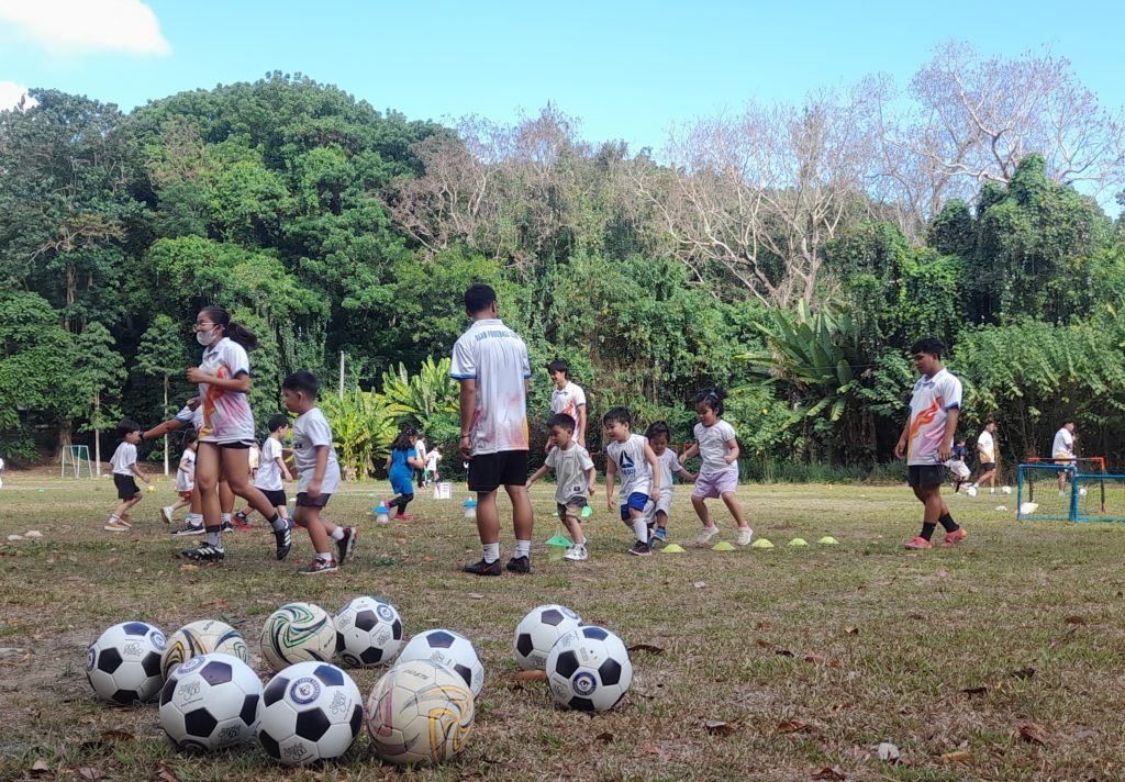 Libreng football clinic para sa mga bata ginanap Los Baños Times