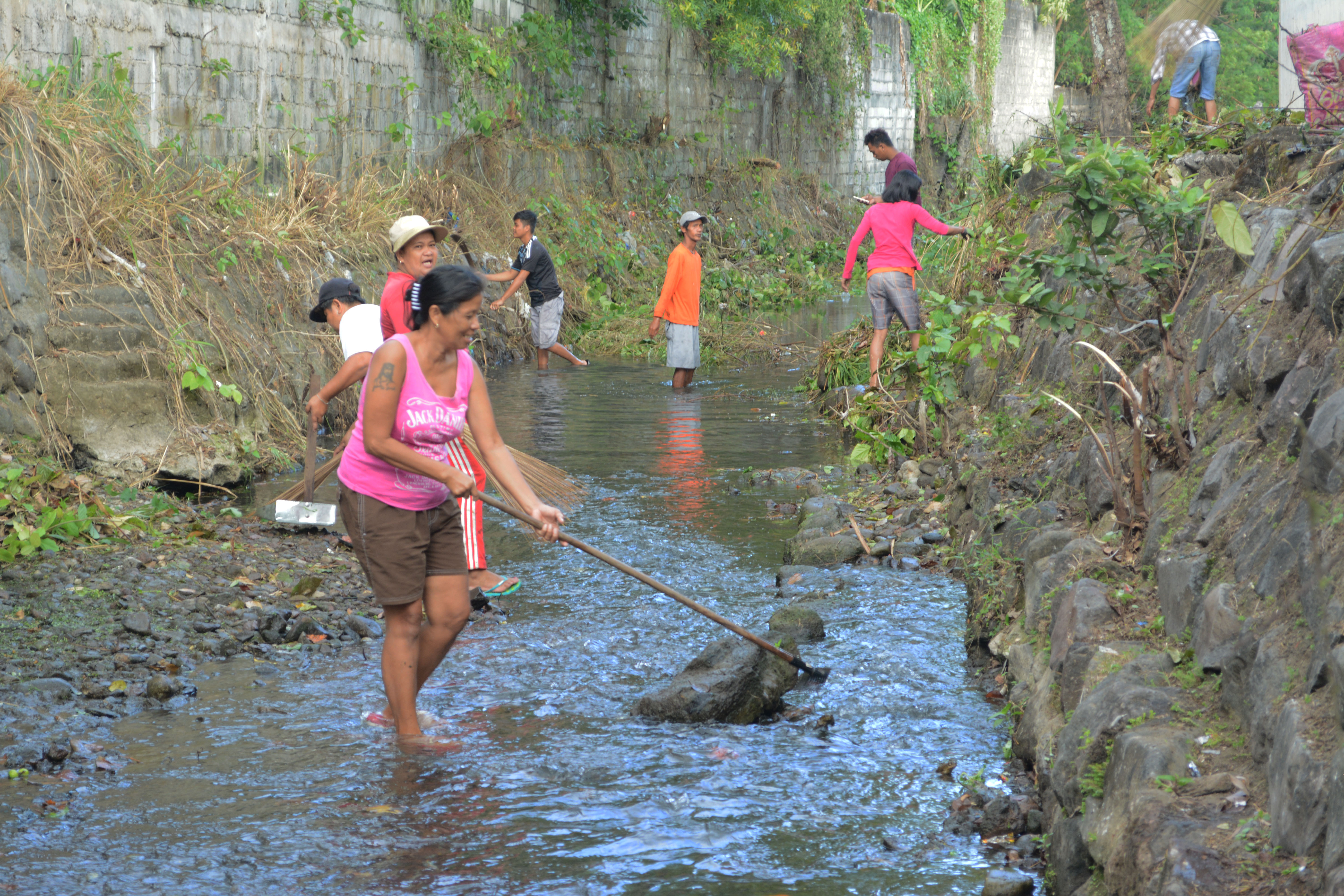 Malawakang paglilinis ng mga ilat ng Los Baños, isinagawa | Los Baños Times