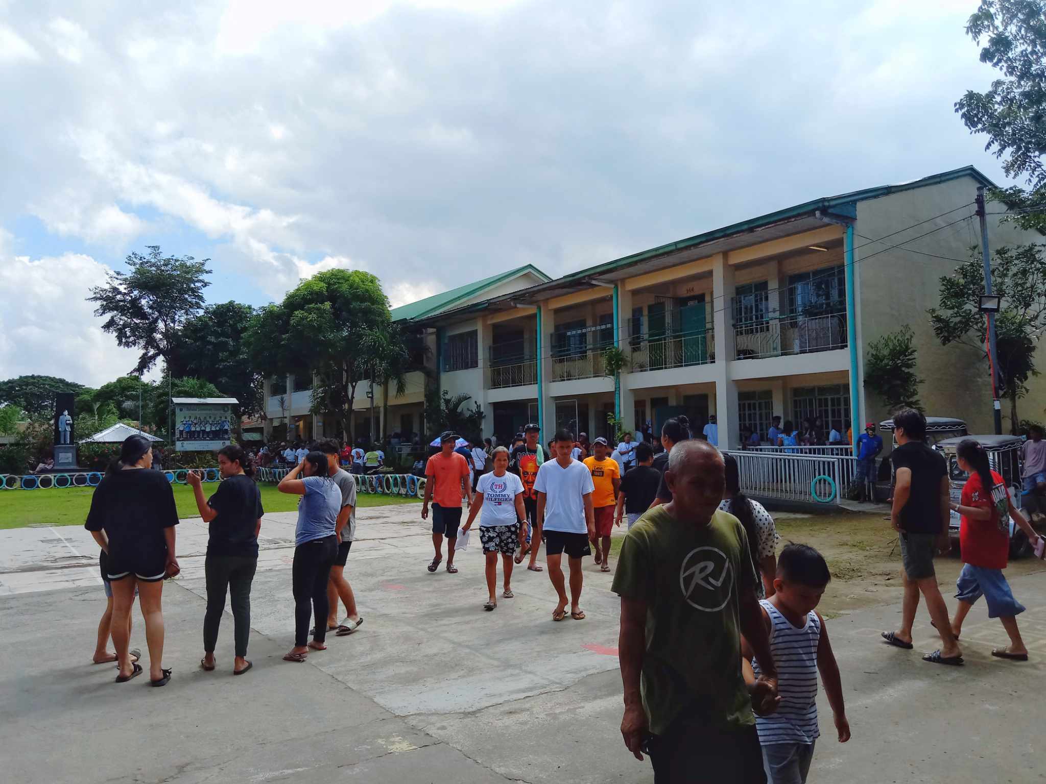 Pagdagsa Ng Mga Botante Sa Bubukal Es Sta Cruz Laguna Tinutukan Ng Mga Volunteers Los 1290